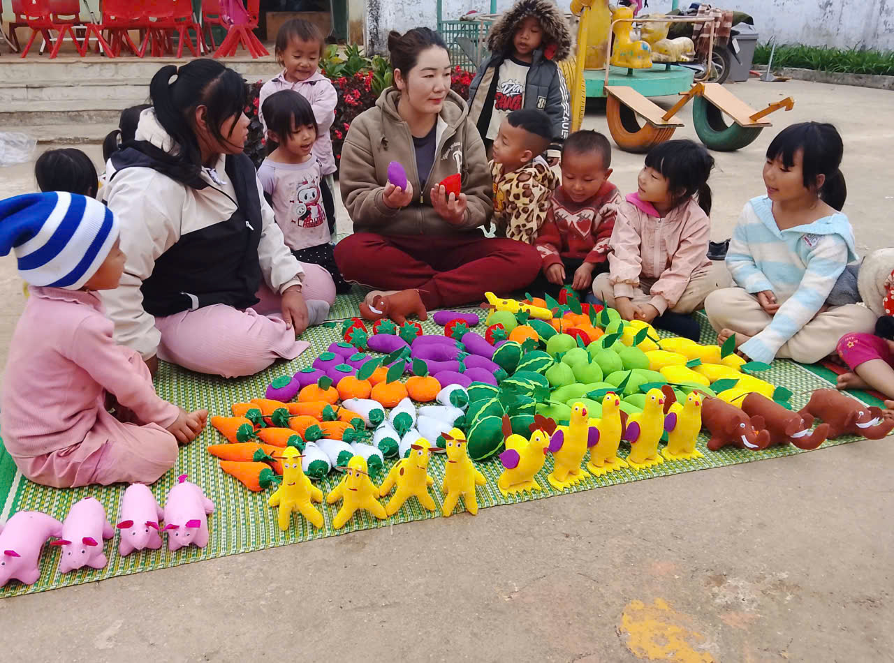 Cô cùng trẻ làm đồ chơi